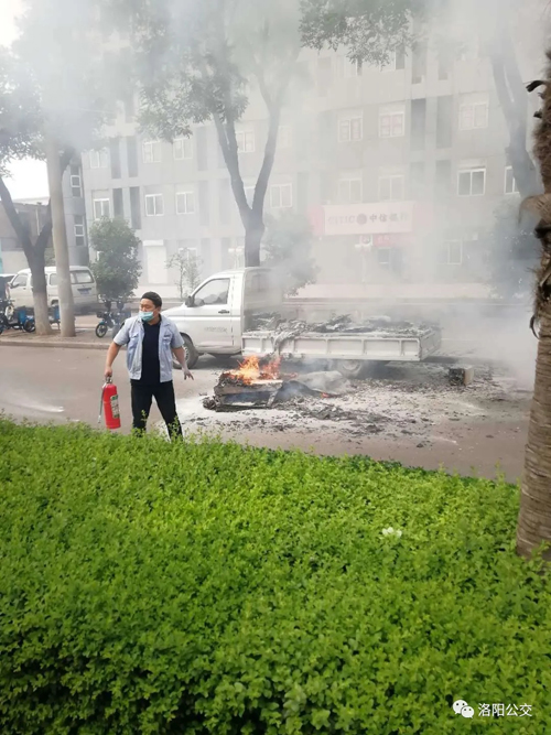 驚險！高溫天小貨車“上火” 萬幸！路遇公交車長及時“滅火”